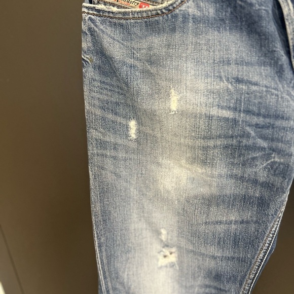 Diesel .”Zathan” size 30/34 EUC intentional
Tiny paint dots on leg- wide leg - Picture 5 of 16